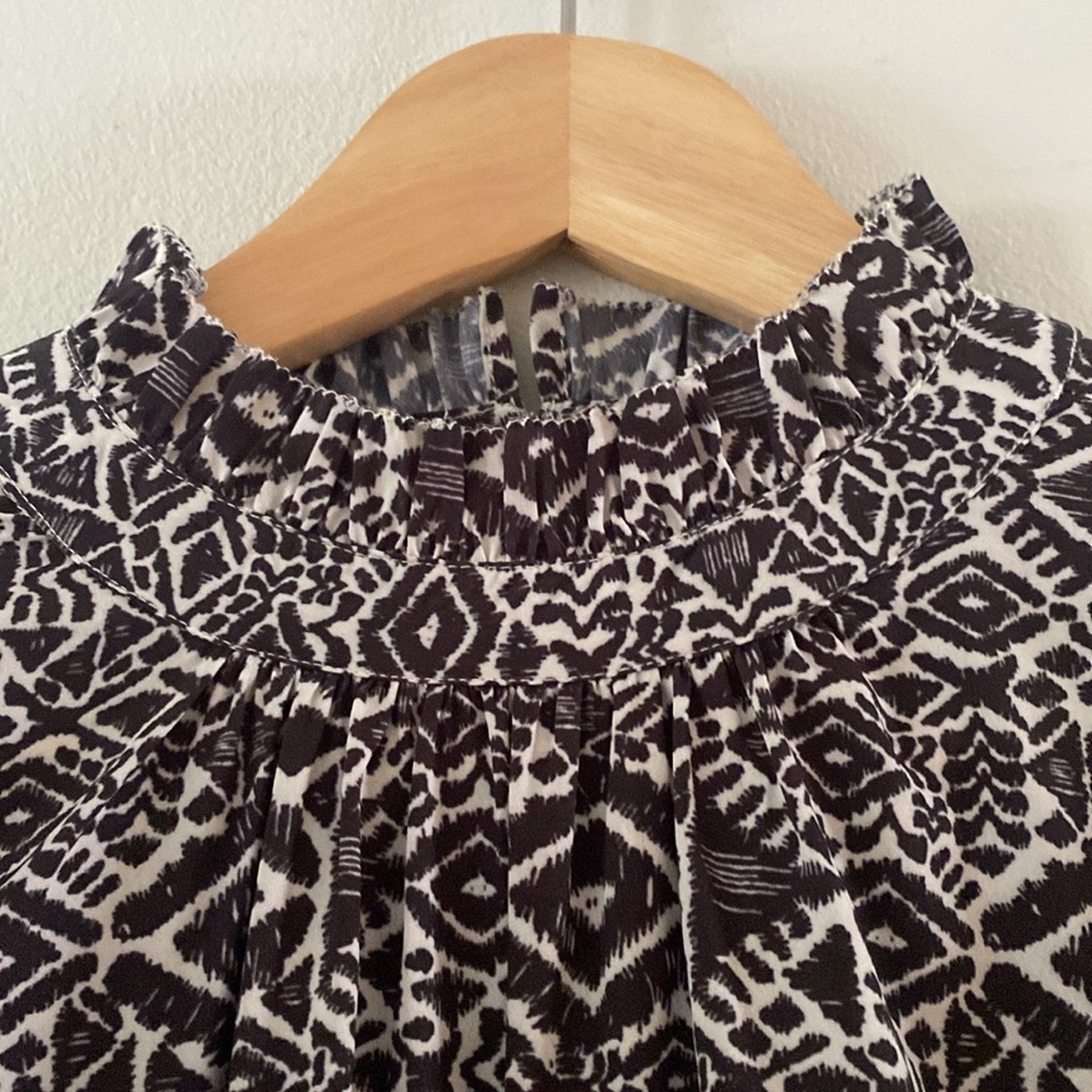 NWT THML Black and White Flutter Sleeve Print Top Blouse size L - Picture 3 of 11